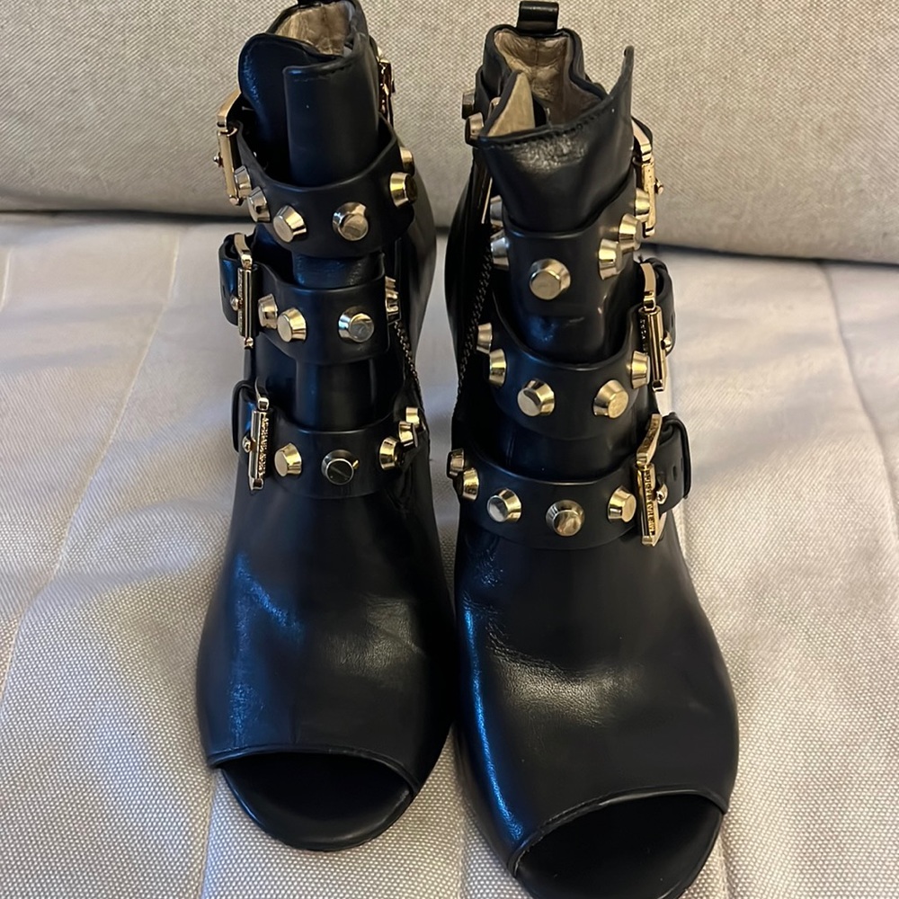 Michael Kors . Size 6 . Pre loved condition.